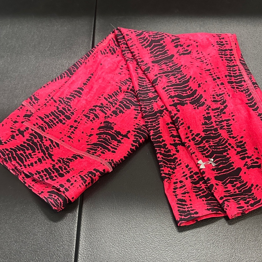 Under Armour women’s Red and Black heat gear compression capri Pants size medium